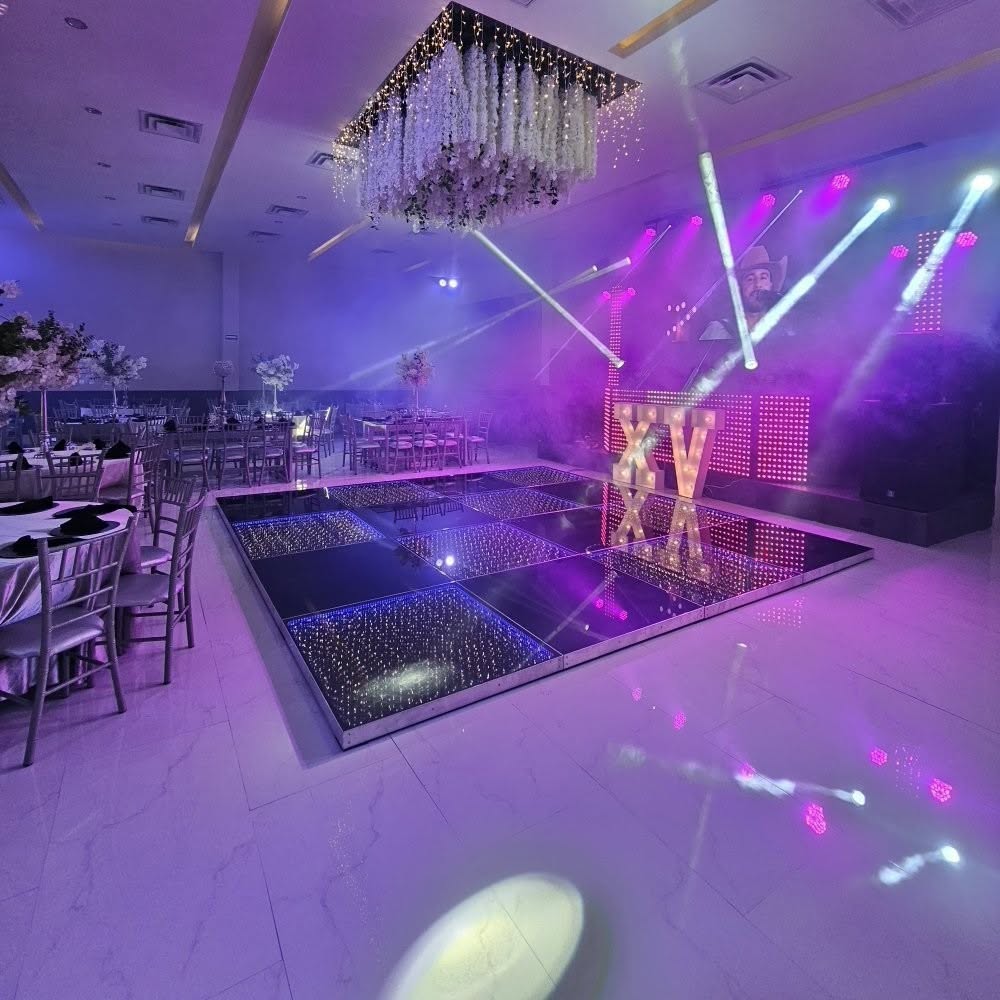 Escenario del DJ con pantalla LED y letras XV