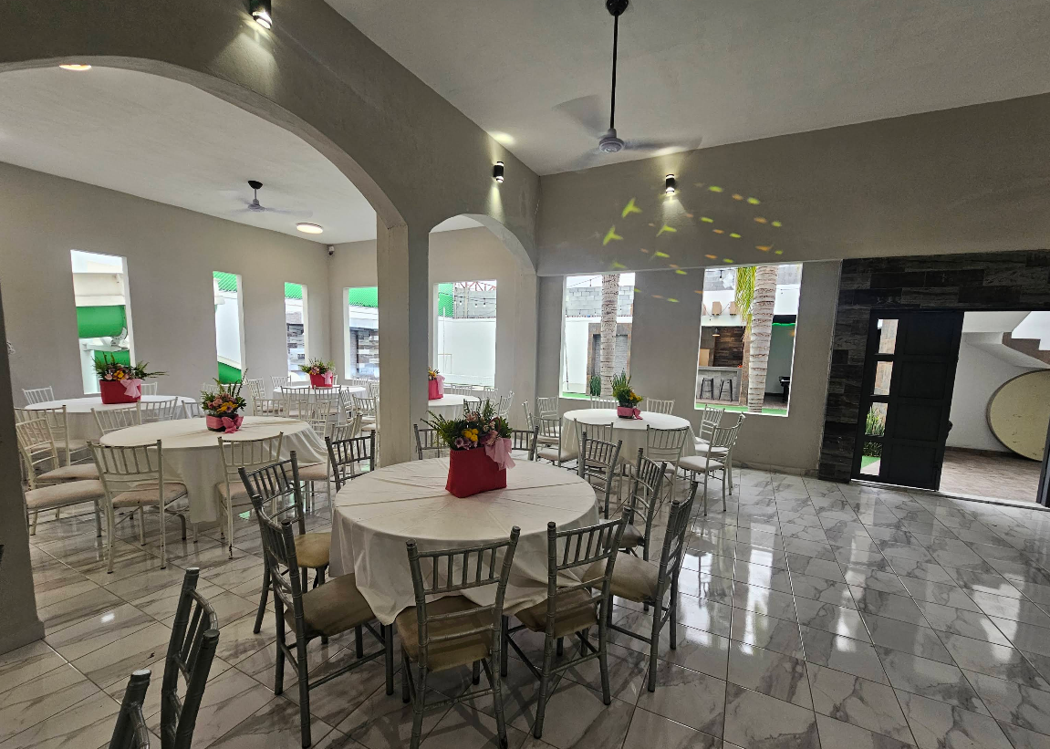 Salón techado con piso de mármol