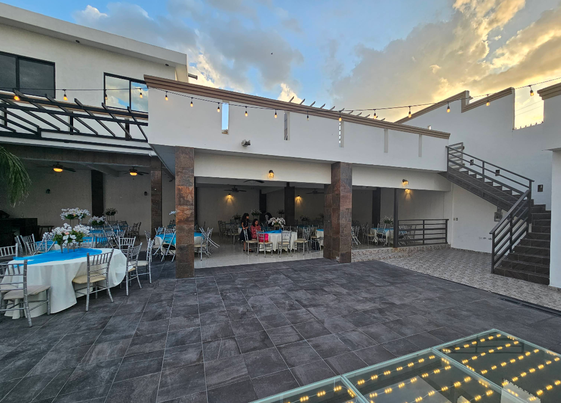 Terraza techada con columnas de piedra