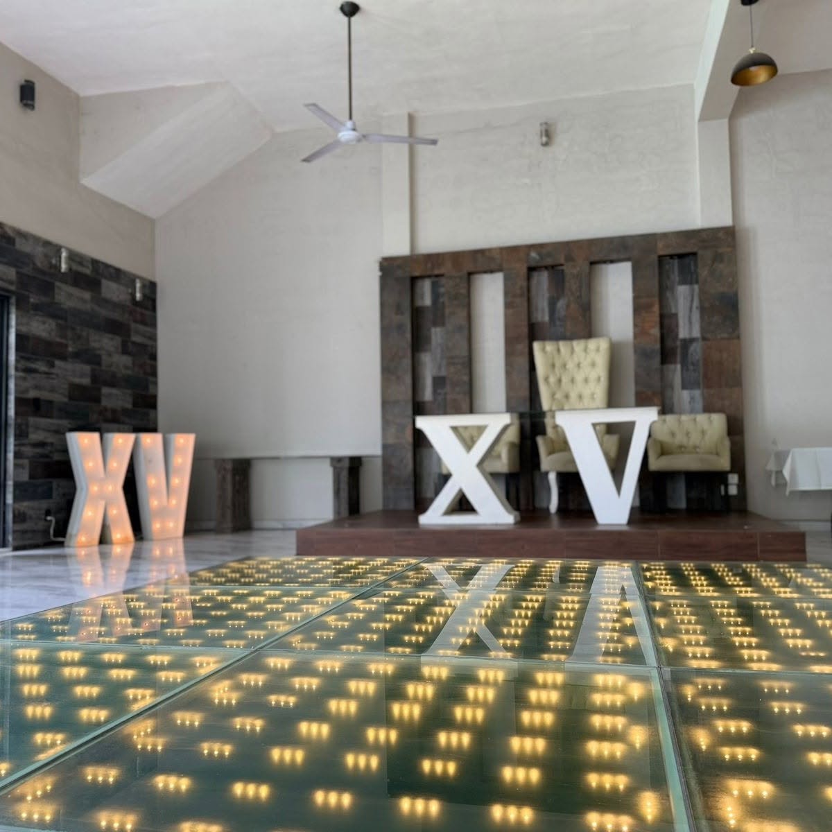 Salón principal con pista LED y escalinata